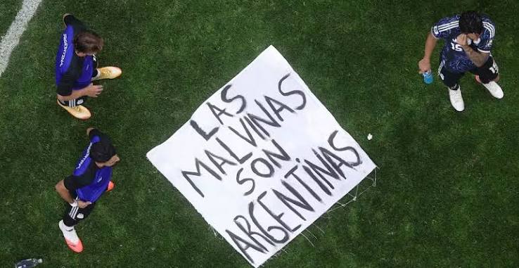 Cartel con la frase “Las Malvinas son argentinas”.