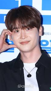 Where is form?? here ! his passport size photo of most handsome guy you can  use it😌😂...@jongsuk0206 . . . . . . . . . #jongsukupdates #trending #이종석  #이종석카페 #이종석팬미팅 #이종석화보 #