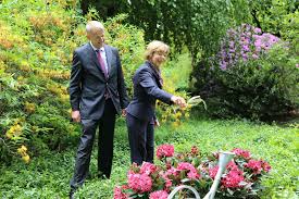 Was wäre ein garten ohne seine bunt blühenden gewächse? Intern Ein Nicht So Ganz Normaler Arbeitstag Mit Ungewohnlicher Rhododendron Taufe Gartenpraxis