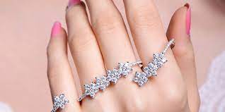 Cincin di jari ini juga menambah glamor dan kesan berkelas. Tebak Sifat Asli Seseorang Dari Letak Cincin Di Jarinya Merdeka Com