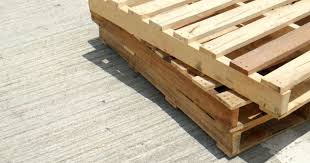 Desain pot kayu ini sejatinya adalah skin atau kulit dari pot tanaman sebenarnya, pot tanaman plastik yang berkesan kaku dan tangga cantik dari kayu peti kemas bekas. Menyulap Palet Bekas Menjadi Furnitur Unik