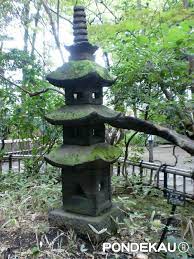 Made From Stone Japanese Garden Lantern Thingstoseeinjapan Culture Travel Guide Of Japan Japanese Garden Lanterns Garden Lanterns Japanese Garden
