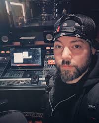 Rich Moss (@RichStoneBroken)