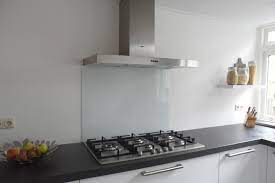 diy gekleurde glazen achterwand voor in de keuken in hoogglans wit perfect voor in de moderne keuken keuken ontwerp keuken interieur keuken achterwand glas