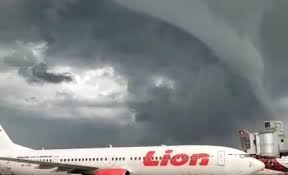 Viral Awan Hitam Pekat Bergulung Di Langit Bandara Yogyakarta Teras Id