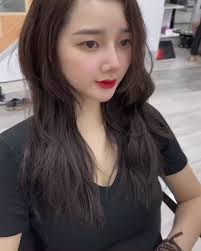 Công việc hàng ngày bên Quyền Lee là chỉ ăn với chăm sóc tóc đẹp cho chị em  thôi Thứ 2 đầu tuần bên salon rất rảnh chị em qua khung h nào cũng dc ạ !