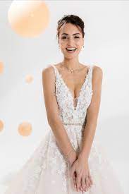 Every piece in the eglantine collection is unique, exclusive and designed to an immaculate brief. Brautkleid Mit Spitze Eglantine Creations Brautkleid Spitze Braut Brautkleid