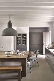 Une Cuisine Salle A Manger Conviviale Avec Poutres Apparentes Repeintes En Blanc Renovation Vieille Maison Cuisine Salle A Manger Decoration Europeenne