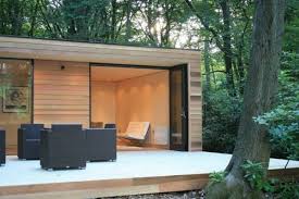Super Modernes Gartenhaus Mit Veranda Und Mobelset Aus Rattan Gartenhaus Mit Veranda Gartenhaus Gross Gartenhaus