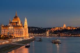 Zweimal wurde es fast vollständig zerstört und trotzdem besteht es bis zur heutigen stadt. Heber Foto Budapest Parlament Und Kettenbrucke