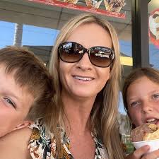 Kristy Lash's Instagram, Twitter & Facebook