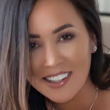 Lisa Storie's Instagram, Twitter & Facebook