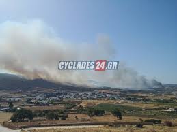 Η πυρκαγιά καίει χορτολιβαδική έκταση και στο σημείο έχουν σπεύσει πυροσβέστες του κλιμακίλου πάρου με δυο οχήματα, ενώ από αέρος στην κατάσβεση της. Jpdebtlaq1f75m