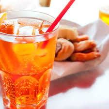 Aperol spritz, the iconic orange drink. Barkeeper Erklart Darum Kostet Ein Aperol Spritz Zehn Euro Stern De