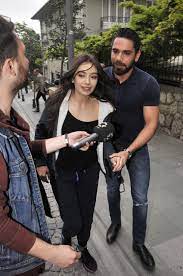 Neslihan atagül derin dekoltesi ve giyimiyle tüm meraklı bakışları üzerine çekti. Kadir Dogulu Ve Neslihan Atagul Un Yeni Evi 1 Magazin