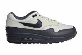 Nike Air Max 1 Premium Schoenen Voor Heren Uitgebracht In Het Antraciet Met Beige Kleur De Premium Modellen Behoren Tot De Gelimite Fashion Boots Fashion Fashion Shoes