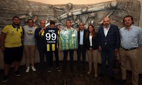 99 numaralı eljif elmas formasını ali koç'a verdiği aktarıldı. Posetten Yaptigi Forma Ali Koc Un Odasinda Sergilenen Bayram Akman