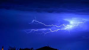 Ab dem späten abend ziehen von südwesten gewitter oder ein größerer gewitterkomplex auf. Gewitter In Bayern Verlieren An Macht Doch Die Gefahr Ist Noch Nicht Gebannt Bayern