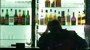 Meist hatten solche getränke einen deutlich geringeren alkoholgehalt als heute, da die wildhefen ab einer bestimmten alkoholkonzentration die umwandlung von zucker in alkohol einstellen, weil sie sich ansonsten selbst vergiften würden. Alkohol Wie Alkohol Auf Den Korper Wirkt Rauschmittel Gesellschaft Planet Wissen