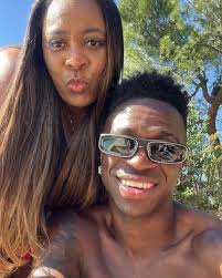 Vinícius Junior's mother in tears talking about racism against his son at Mestalla last season: "My son was far away and I could not hug him."