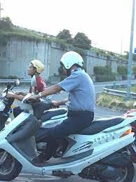 警察騎車安全帽一路晃單手扶帽好辛苦 只有他發現真相 ettoday 東森新聞雲 moped vehicles motorcycle