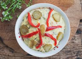 1/2 kg carne de vita sau pui, 4 cartofi, 4 morcovi mari, 1 telina, 4 oua, 200 ml ulei vegetal, 1 borcan mazare fiarta (porumb) 1 lingurita zeama de lamaie sau mustar, 6 castraveti in otet, 4 gogosari in otet, sare, piper, cani maioneza, 2 oua fierte pentru ornat. Salata Boeuf Cu Pui Retete Practice