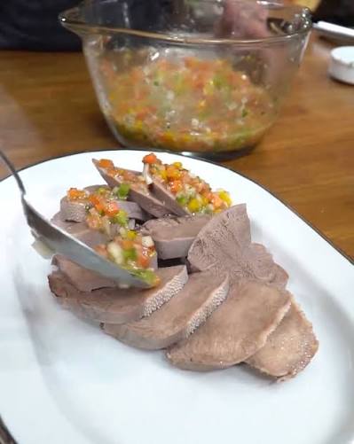 ¡LENGUA A LA VINAGRETA! Una tradicional receta de nuestras abuelas para  seguir transmitiendo a las nuevas generaciones. Carne súper tiernas y todo  el sabor de un aderezo clásico. Otra idea genial de ...