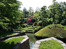 Tonte, désherbage des jardinières, massifs et allées, soufflage/ramassage de feuilles, bêchage/binage, taille des arbustes, rosiers et haies. Jardin Albert Kahn