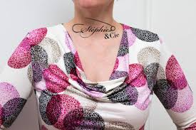 Il offre des manches 3/4 et une taille plate et resserrée ainsi qu'une ligne fluide et harmonieuse, dans une matière souple et chatoyante. Tee Shirt Femme Col Benitier Stephie Et Cie