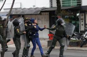 Muchas gracias defensoras de ddhh por salvar a este ciudadano de la evidente violencia del esmad. Colombia Policia Militar Esmad Ataca Protesta Contra Violaciones Del Ejercito A Ninas Kaos En La Red