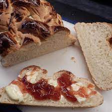 sehr lockerer hefezopf mit schmand und sahne mit 10 stangen geflochten hefezopf lebensmittel essen hefe