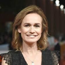 Sandrine bonnaire passe aussi derrière la caméra en 2007 et réalise elle s'appelle sabine, un documentaire émouvant sur sa sœur atteinte d'autisme. Sandrine Bonnaire Biographie News Photos Et Videos Tele Loisirs
