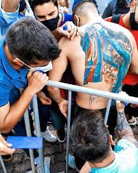 Tattoos are an artistic, personal way to express oneself. Lionel Messi Keeps His Promise And Signs The Back Of A Brazilian Fan With Messi S Image Tattooed On Him Football Espana
