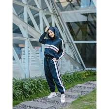 Beautiful asian sporty woman smiling at the beach. Setelan Olahraga Wanita Sarfa Outfit Sar Lid Sporty Shopee Indonesia