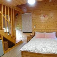 【藍鵲渡假莊園】除了好幾區的大草皮可以自行搭帳露營外，園區內還有 移動城堡（露營車） 及 小木屋 ，這回我們的親子露營選擇入住露營車，對於沒住過露營車的人會覺得很新奇哦! å°æœ¨å±‹ è—éµ²æˆ¿ 6äººæˆ¿ é¢¨å±±é›…ç­'