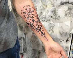 12 Tatuagens Vikings E Seus Significados Intensos A tatuagem também foi introduzida em muitos campos de concentração germânicos durante o o antebraço representaria a força e a habilidade. 12 tatuagens vikings e seus