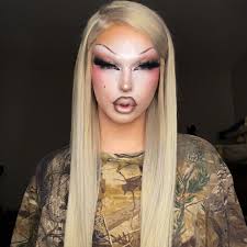 Been thinking about this makeup A LOT lately👀👀 • • • • #makeup #drag  #dragmakeup #mug #iconic