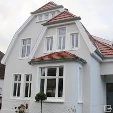 Klassisches Einfamilienhaus Mit Weissen Holzfenstern In 2020 Suburban House Modern Garage House Exterior