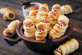 Composé d'une viande, d'oeufs ou de poisson et accompagné d'une garniture de légumes ou céréales, il est normalement précédé d'une entrée légère. Recettes Halloween Ramuse Bouches Entrees Plats Desserts Pour Halloween Citizenkid