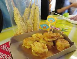 Lalu, telur yang masih mengapung di atas minyak digulung menggunakan tusuk satai. Telur Gulung Jajanan Sd Bisa Anda Nikmati Di Kampoeng Tempo Doeloe