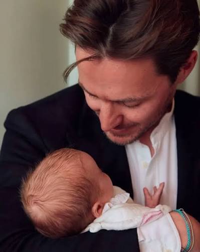 Princess Beatrice of York and Edoardo Mapelli Mozzi with their baby girl Athena 🩷 "Nothing quite prepares you for the moment when you realise your baby is going to arrive early. There's