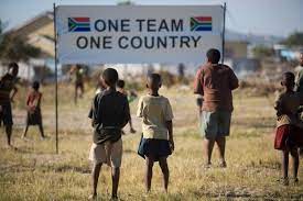Newly elected president mandela knows his nation remains racially and economically divided in the wake of aparthei. Invictus Unbezwungen Amazon De Morgan Freeman Matt Damon Tony Kgoroge Patrick Mofokeng Clint Eastwood Morgan Freeman Matt Damon Dvd Blu Ray