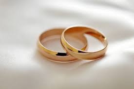 Membahas peletakan cincin kawin, ada sebuah tradisi di mana cincin kawin tersebut diletakkan di atas cincin tunangan, sehingga pada satu jari mengenakan dua cincin. Karena Jadi Lambang Penting Pernikahan Jangan Asal Pilih Cincin Kawin Lifestyle Fimela Com
