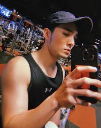 作詞：黃偉晉 / 婁峻碩 作曲：黃偉晉 / 婁峻碩 編曲:魯綱宇 癱在我的房間 貓咪踩過幾遍 ba la da la di la day 被甩掉的第七天 手機丟在一邊 讓我fade out 一切 ba la da la di la day 訊息奪命連環sent 說現在得推我去海邊 夕陽咖啡店 說壞的心情會隨著日落不見 oh Rwkohbozhxvgtm