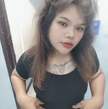 เจอคราบปริศนาบนเสื้อลูก เสื้อกองอยู่ที่พื้น  ใต้เสื้อตัวนี้ก็มีผ้าตัวอื่นรองอยู่ แต่ตัวอื่นไม่สกปรกค่ะ ดมแล้วไม่มีกลิ่น  และเหมือนจะล้างออก มันคืออะไรคะ