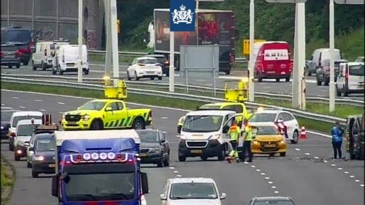 Snelweg dicht na ongeluk, ook files op omliggende wegen - Rijnmond