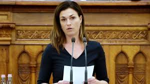 Varga judit magyar újságíróknak nyilatkozva hangsúlyozta, hogy a gyermekek nevelésének jogát nem lehet kivenni a családok kezéből, nem szabad átadni lobbicsoportok befolyásának. A Facebook Cafolja Hogy Korlatozta Volna Varga Judit Elereset 24 Hu