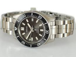 The sunburst is very subtle, displaying a subdued fanning in low light and coming to life in bright light with a nicely distributed burst that isn't too flashy or focused. Zegarek Meski Seiko Prospex 1965 Diver S Modern Re Interpretation Spb143j1 Sklep Demus Zegarki Pl