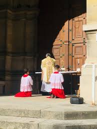 Maybe you would like to learn more about one of these? St Germain En Laye Messe Devant Une Eglise Fermee Le Salon Beige