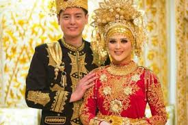 Happy wedding cut meyriska mewah banget mp3 & mp4. Bertema Adat Aceh 10 Momen Pernikahan Roger Danuarta Cut Meyriska